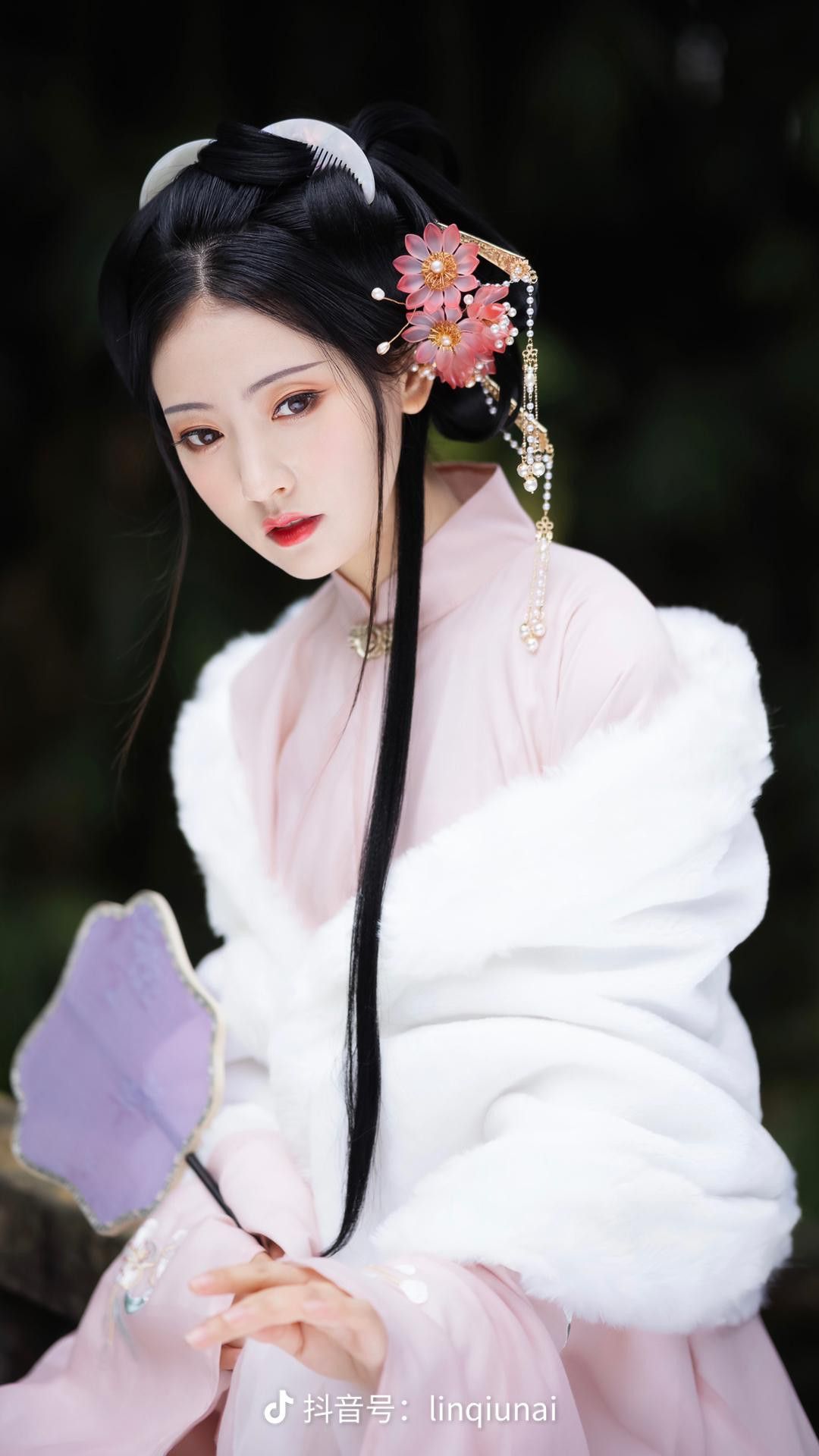 The Charm of Hanfu Shawls and Capelets:A Guide to Mini-Scarves of Traditional Elegance