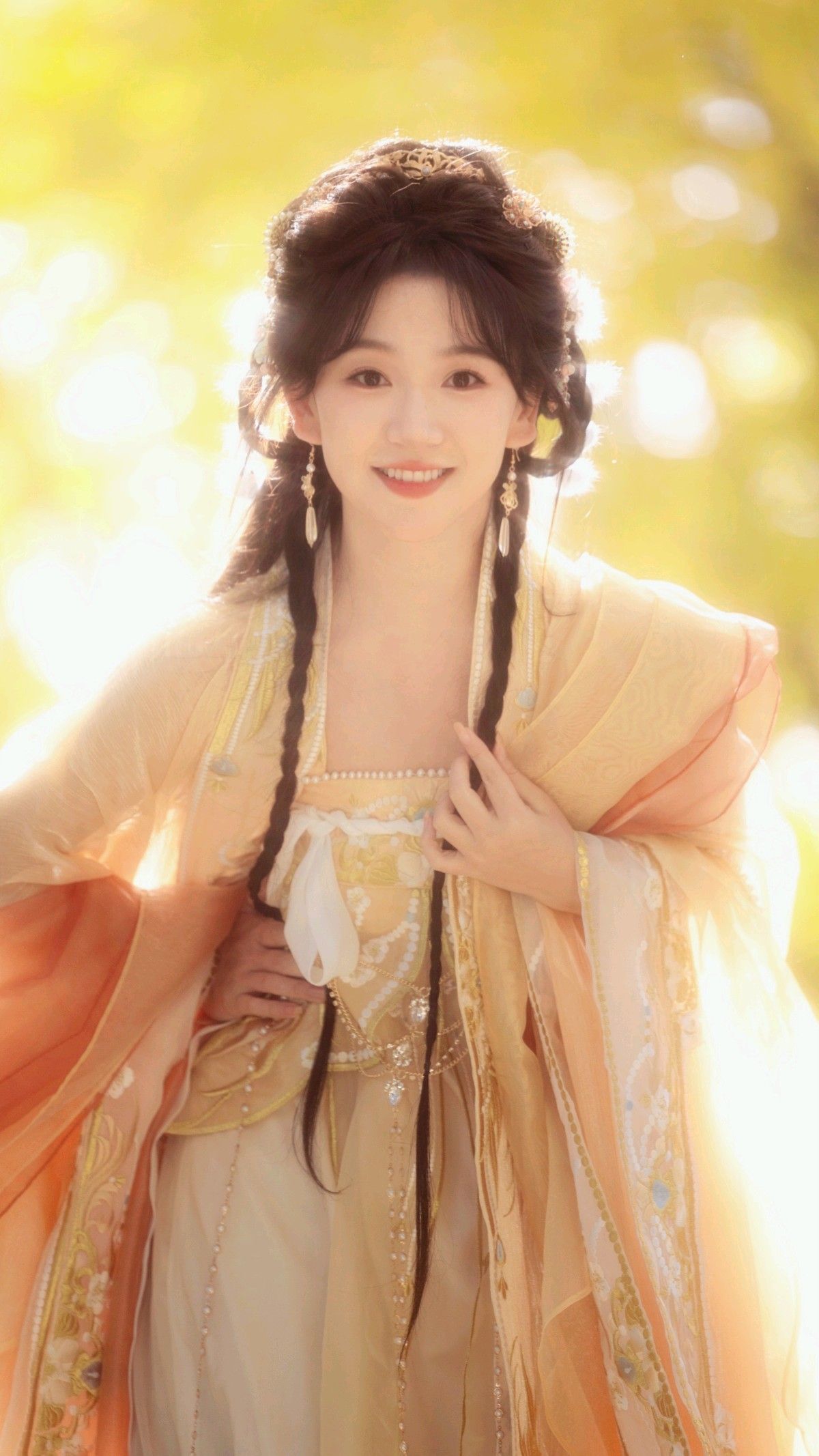 Ancient Womens Hanfu Costumes:The Enchanting Beauty of a Teenage Girl in Traditional Splendor