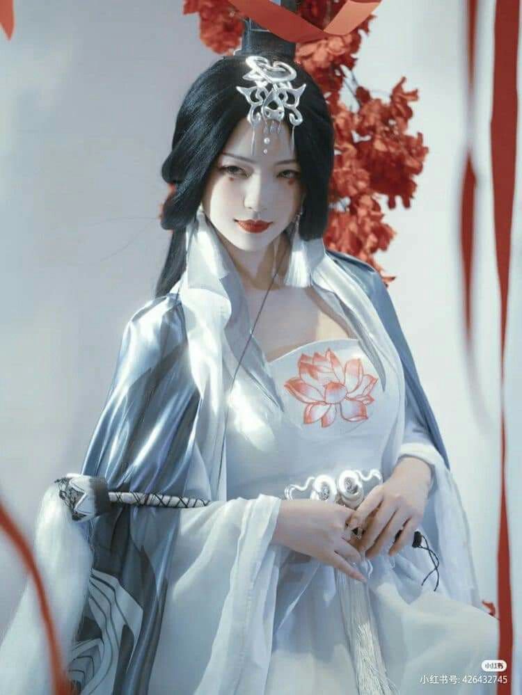 Elegant Simplicity:The Modern Low-Cut Cheongsam