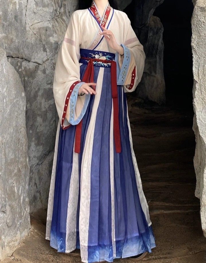 The Splendor of Traditional Chinese Hanfu Raincoat and its Fringes:A Closer Look