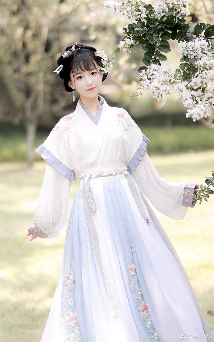 Summer in Traditional Chinese Style:A Girls Tangzhuang and Hanfu Fashion