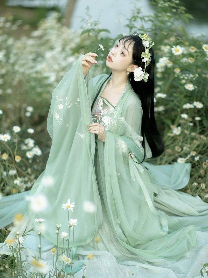 Embracing the Splendid Beauty of Burnt-Flower Applique Cheongsam