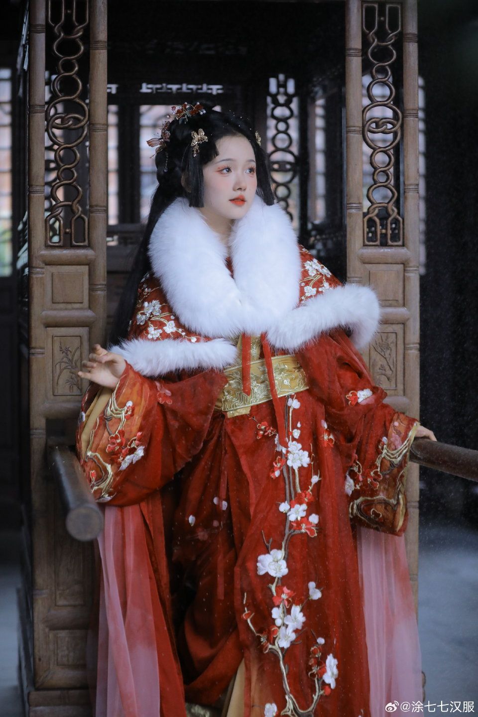 The Charm of Short-Style Cheongsam Women The Charm of Short-Style Cheongsam Women