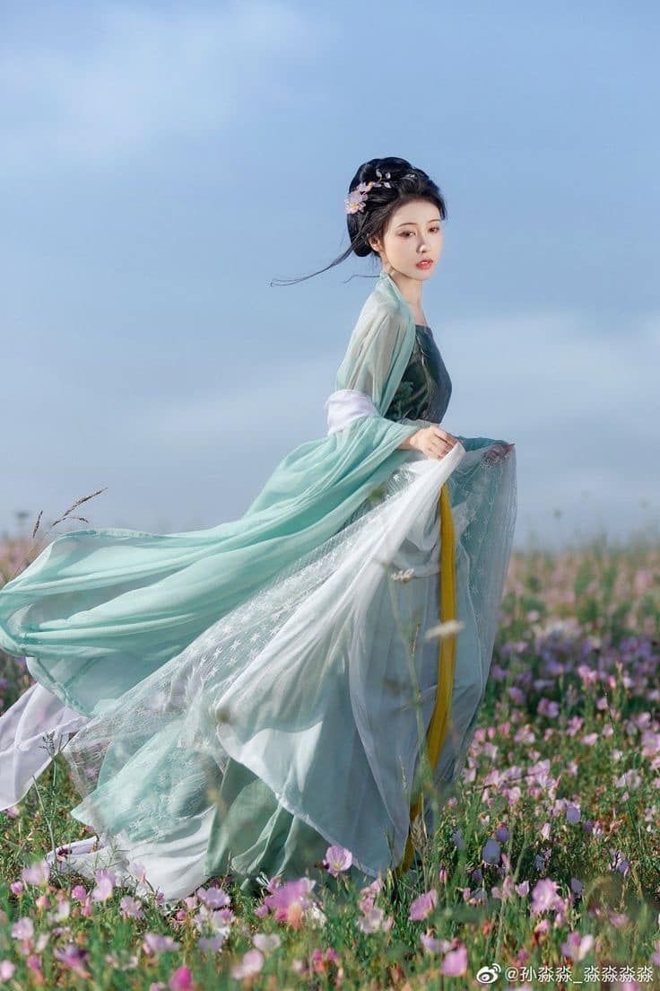 The Elegance of Fringed Cheongsam Skirts:A Closer Look at the Allure of Traditional Chinese Dress