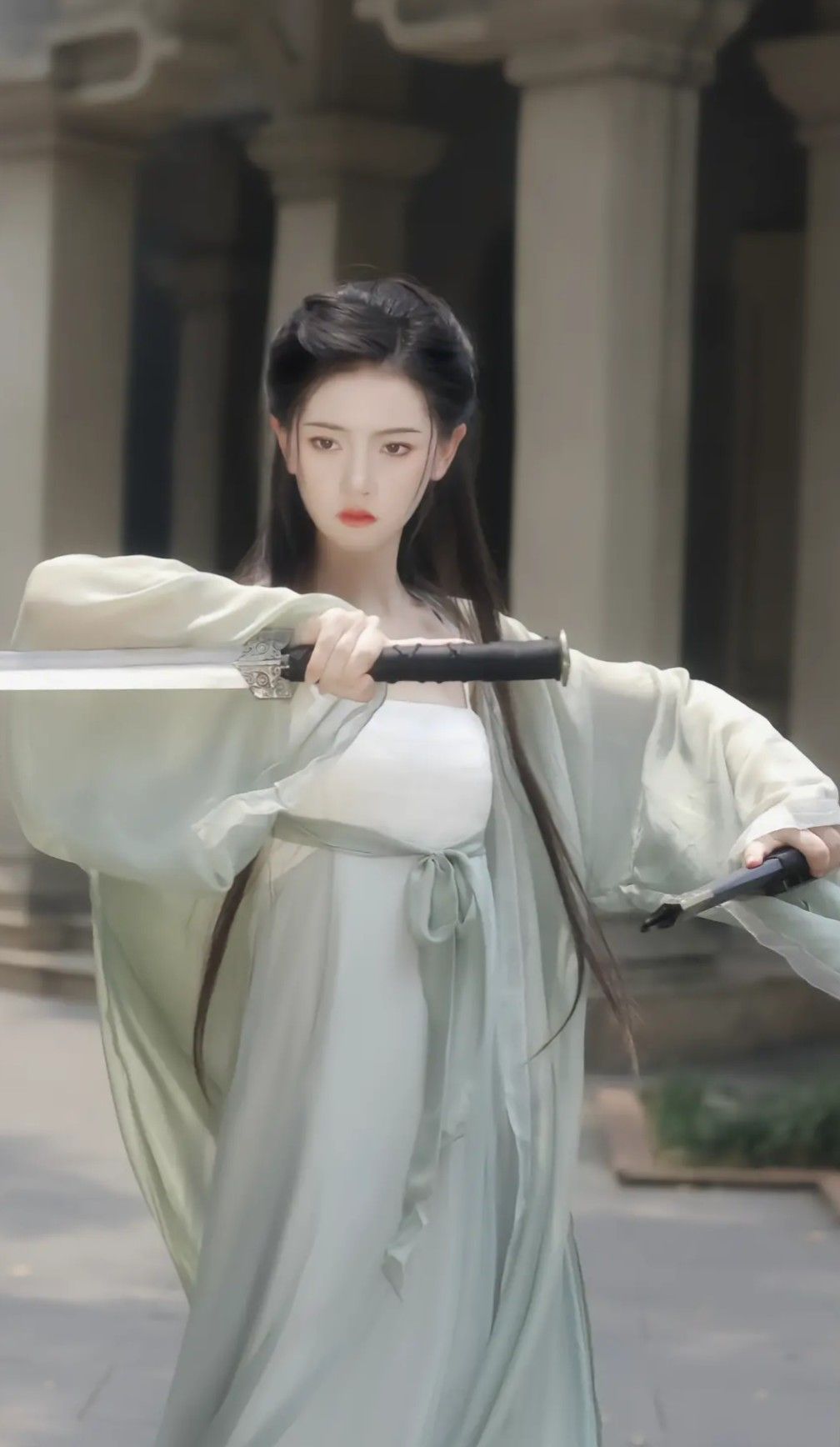 A Summer Tale of a Little Girl in Her Waist-Length Hanfu 汉服)