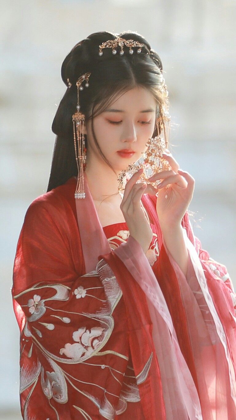 Authentic Hanfu Costumes of the Wei and Jin Dynasties:A Closer Look