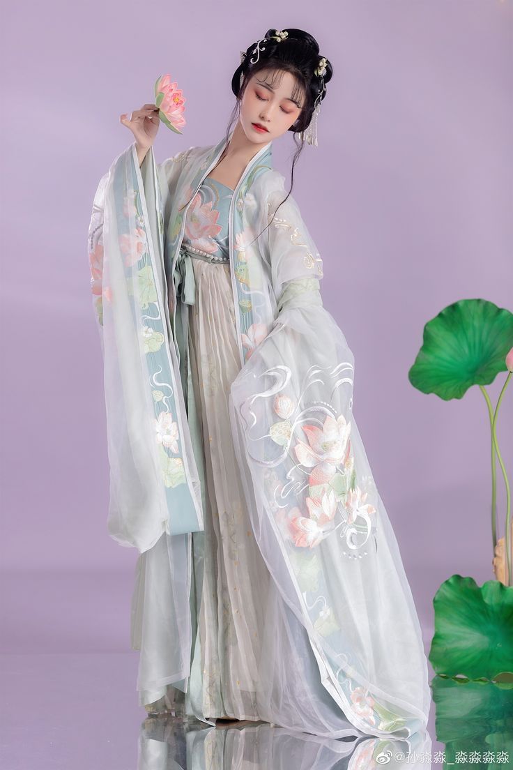 Traditional Womens Clothing:The Charm of Tangzhuang and Hanfu