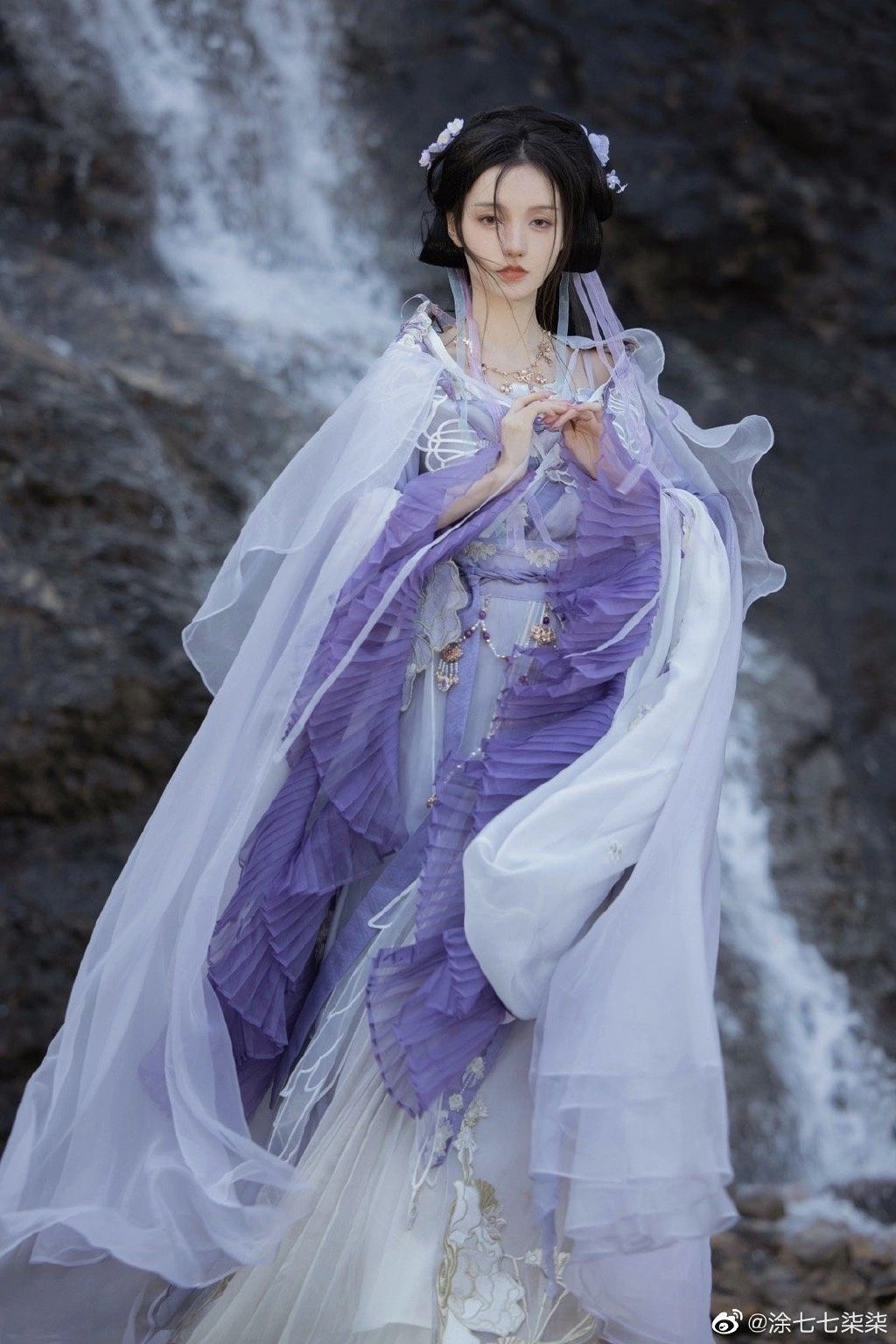 Hanfu Fashion in Chen Qing Ling:Xiao Zhans Enchanting Transformation