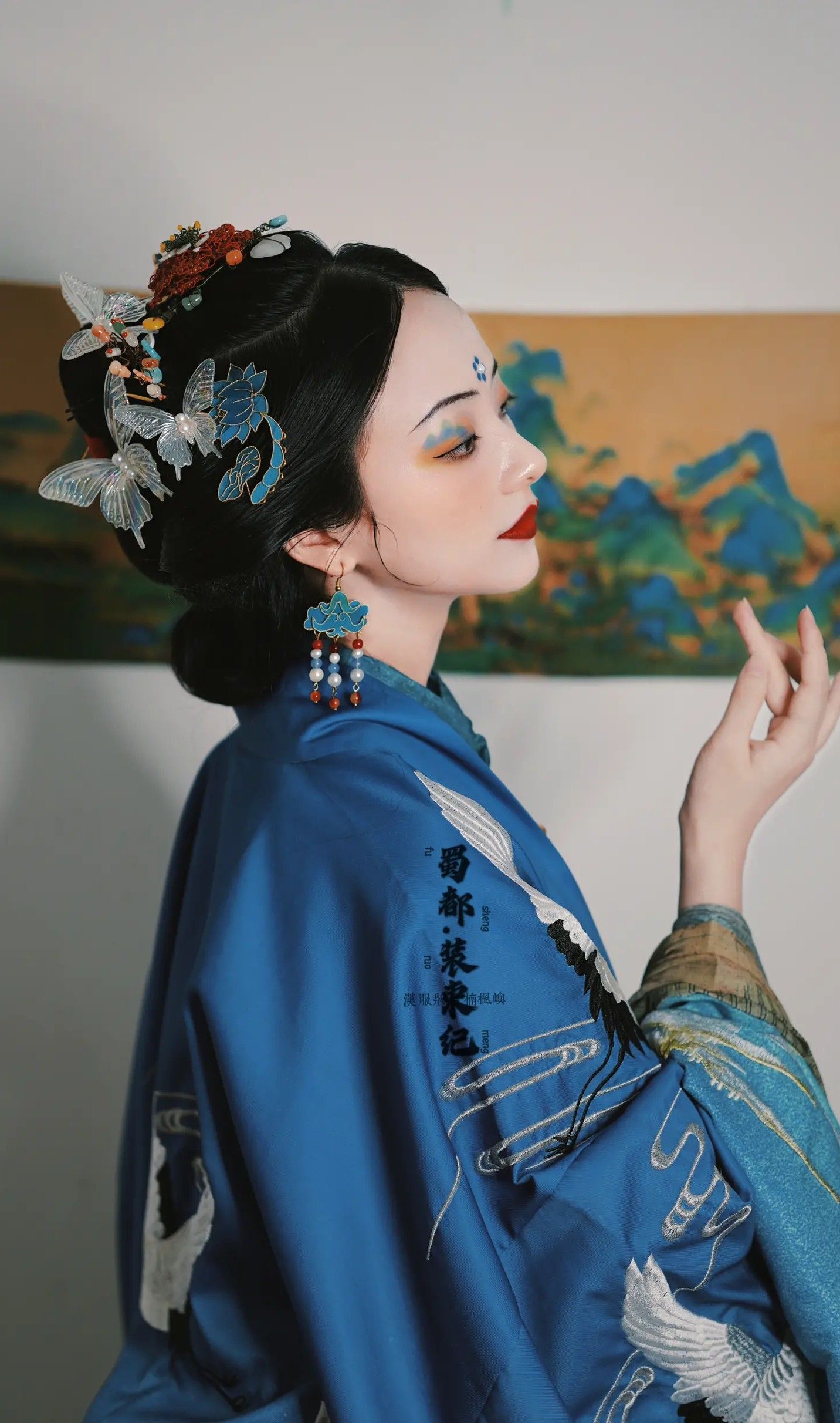 Lace Cheongsam and Seductive Booty-Hugging Skirt:Embodying Elegance and Glamour Lace Cheongsam and Seductive Booty-Hugging Skirt:Embodying Elegance and Glamour