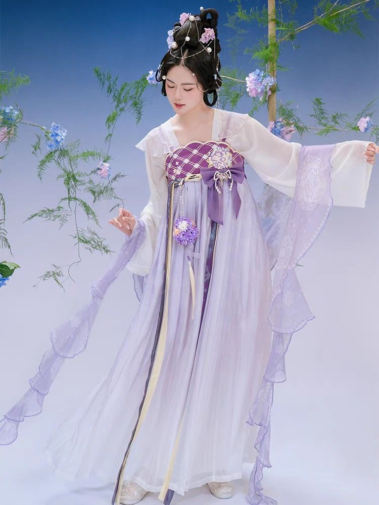 Reinventing the Cheongsam:Embracing the Lovely Side of Traditional Chinese Womens Fashion