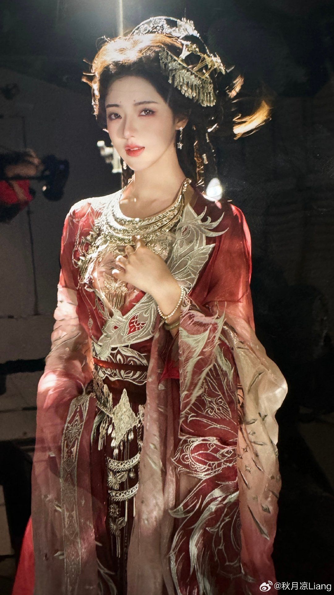 The Enchanting Journey of a Tianshu Girl in Traditional Hanfu Fashion