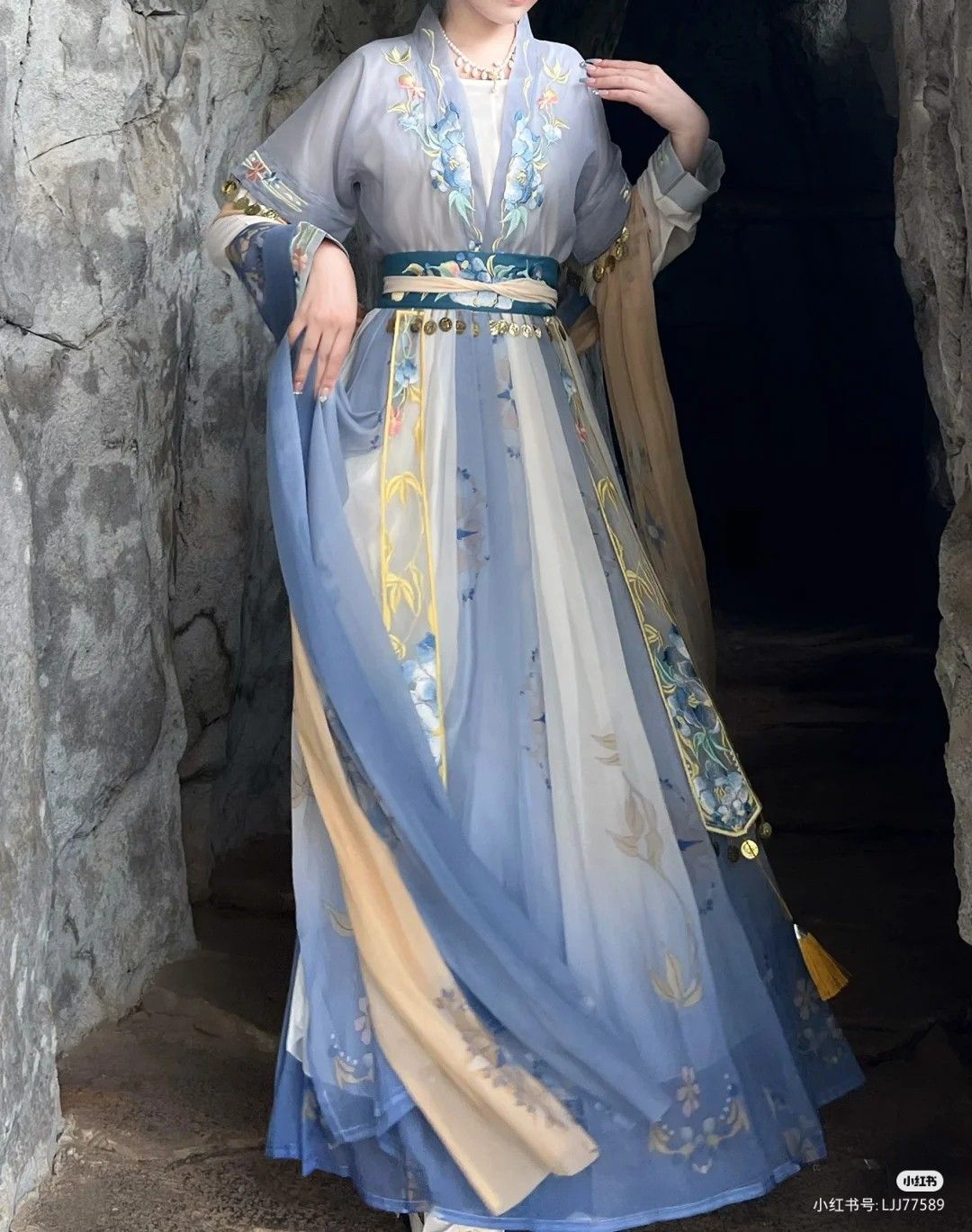 Hanfu Fashion Props:Enhancing the Art of Photo Shoot with Traditional Elements