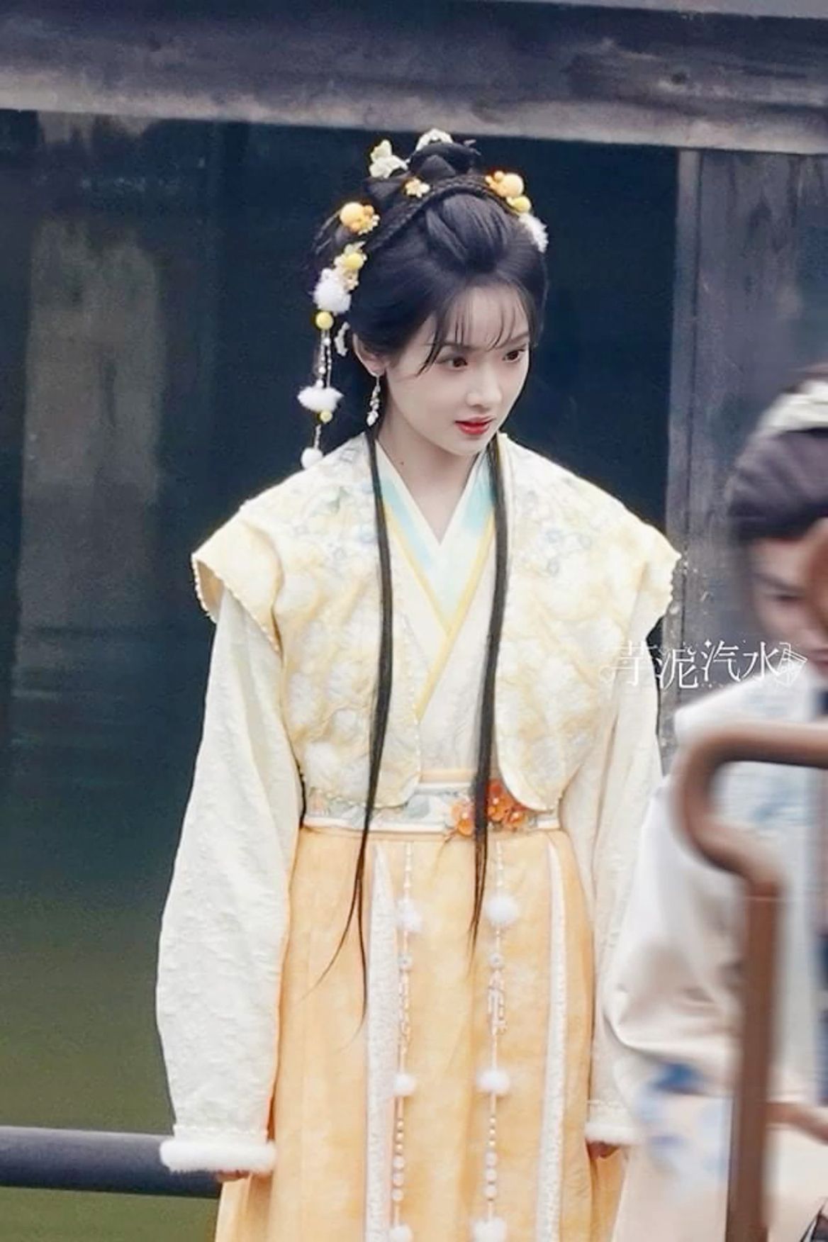 Little Girl in a Splendid Half-Horseface Skirt:The Charm of Traditional Chinese Dress