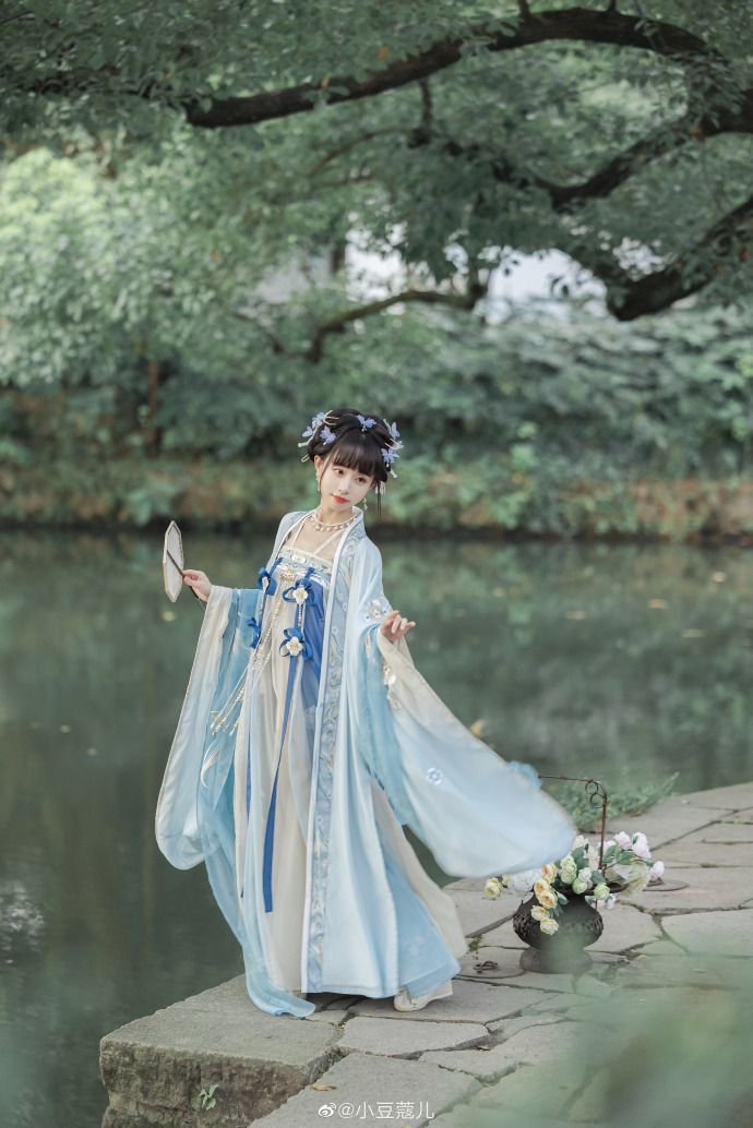 The Splendor of Hanfu:A Detailed Exploration of the Fringes of Headwear