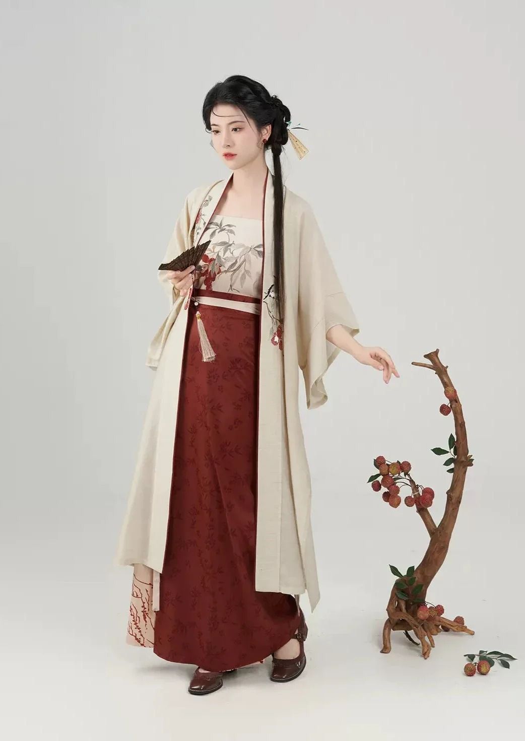 The Allure of Baiyings Qipao:A Closer Look into the Elegance of Traditional Chinese Dress