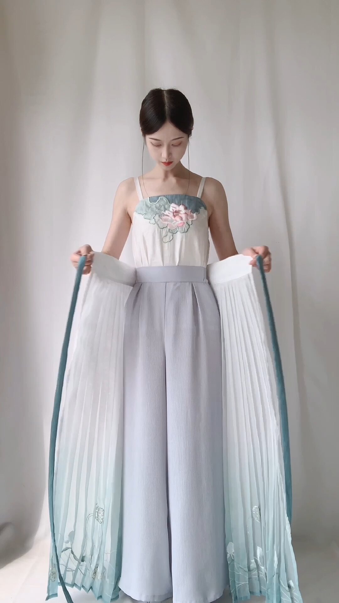 Red Cheongsam as a Salutation Attire with Long Sleeves:A Cultural Exploration