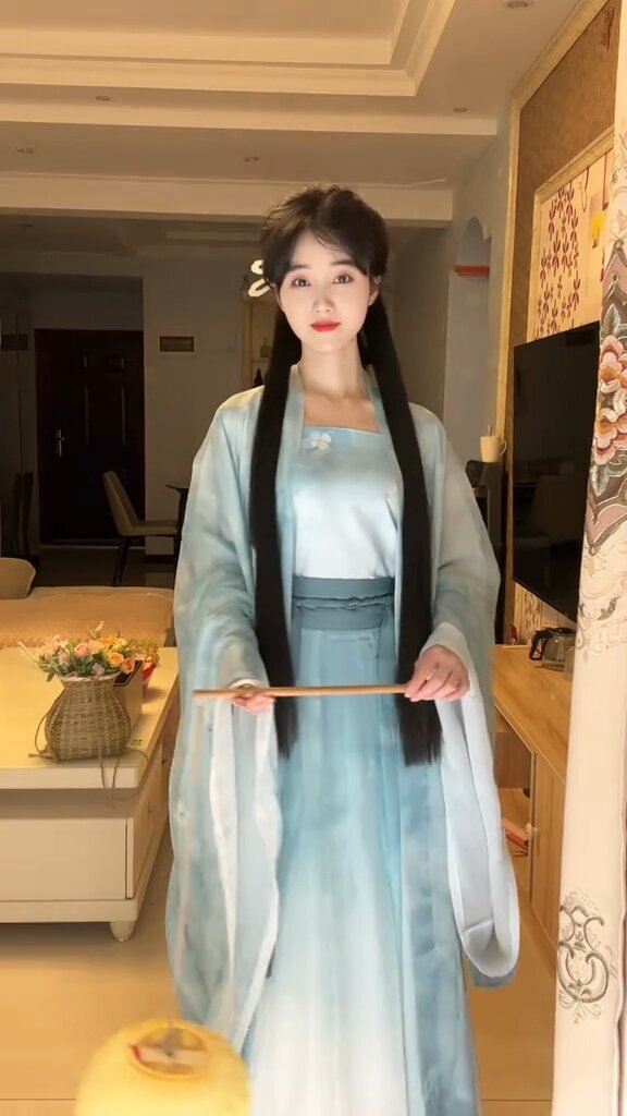 Ethereal Cheongsam:The Enchantment of Bone-Erosion and Ice Silk