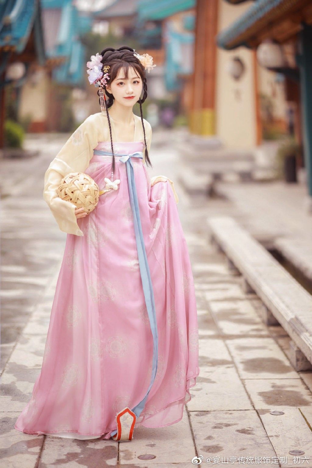 The Elegance of Silk Cheongsam Blouses:A Closer Look
