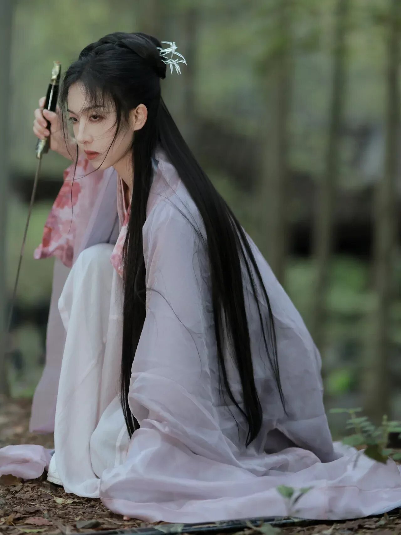 The Elegance of a White Hanfu Woman in Summer
