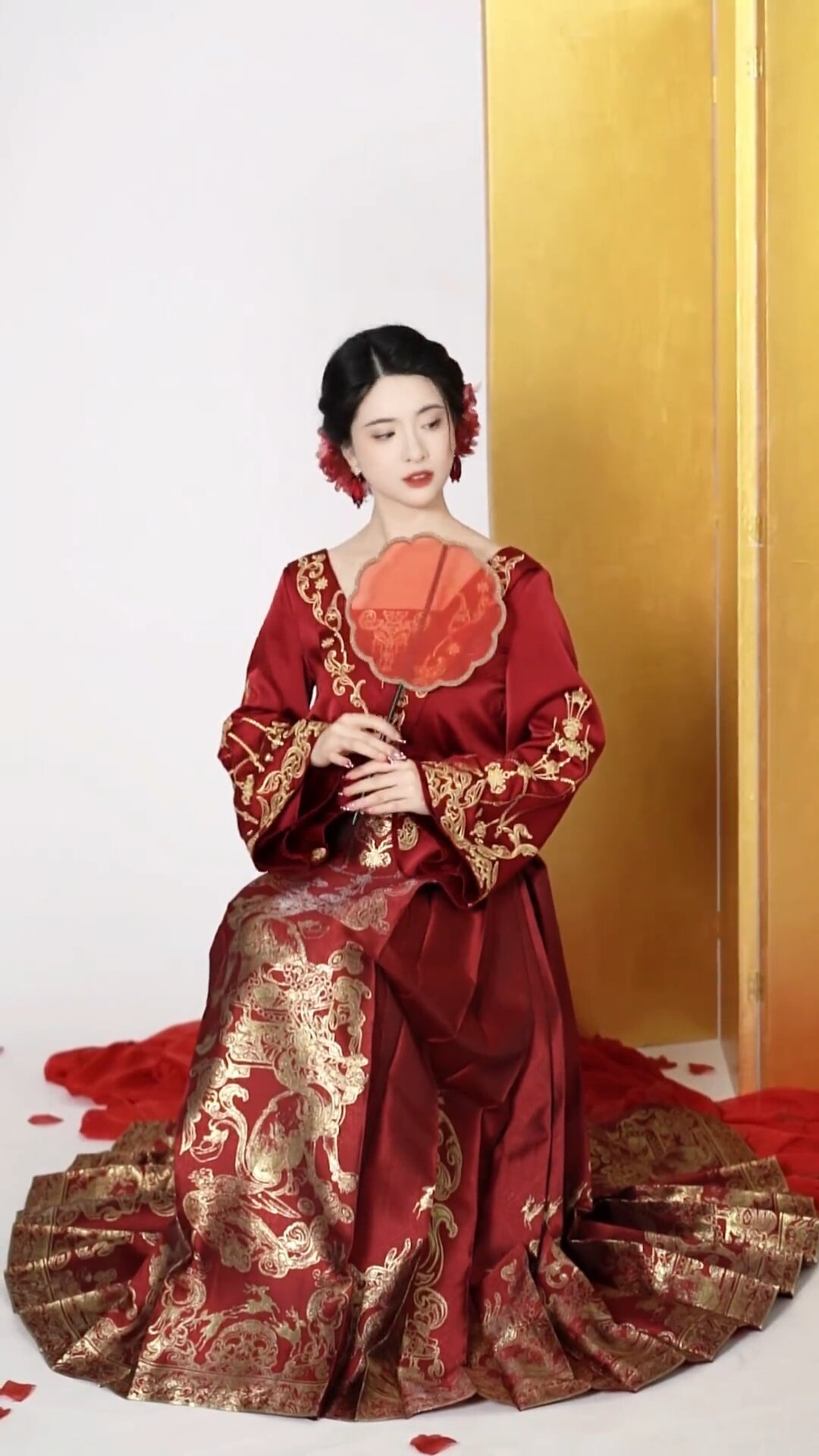 The Splendor of Huaji Hanfu:The Phoenix Seeks the Divine凰
