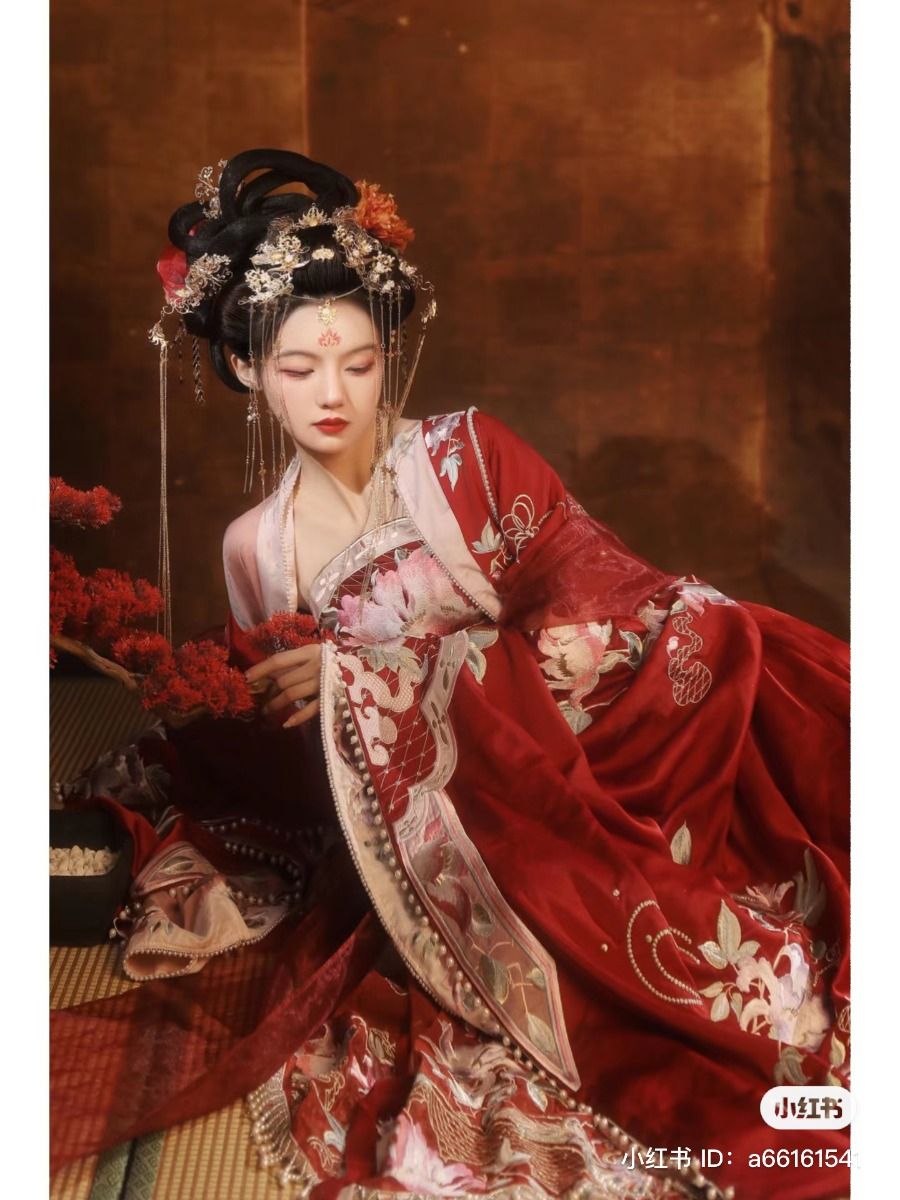 Exploring the World of Ancient Hanfu:A 11-Year-Olds Journey