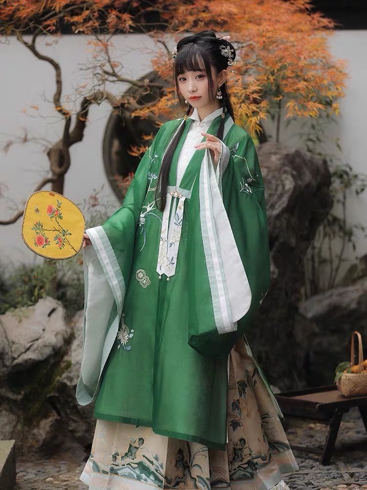 Summer in a Blooming Cheongsam:The Youthful Elegance of Qipao Fashion