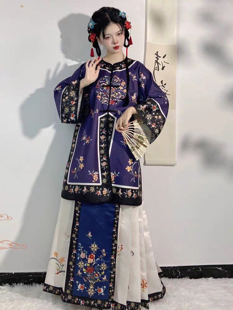 The Splendor of Sifeng in Traditional Hanfu Attire