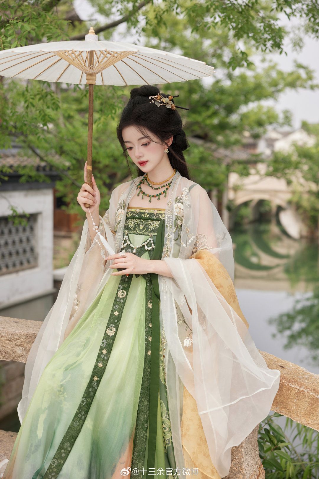 The Vibrant Red of a Cape-Style Winter Hanfu:A Guide to Traditional Chinese Fashion The Vibrant Red of a Cape-Style Winter Hanfu:A Guide to Traditional Chinese Fashion