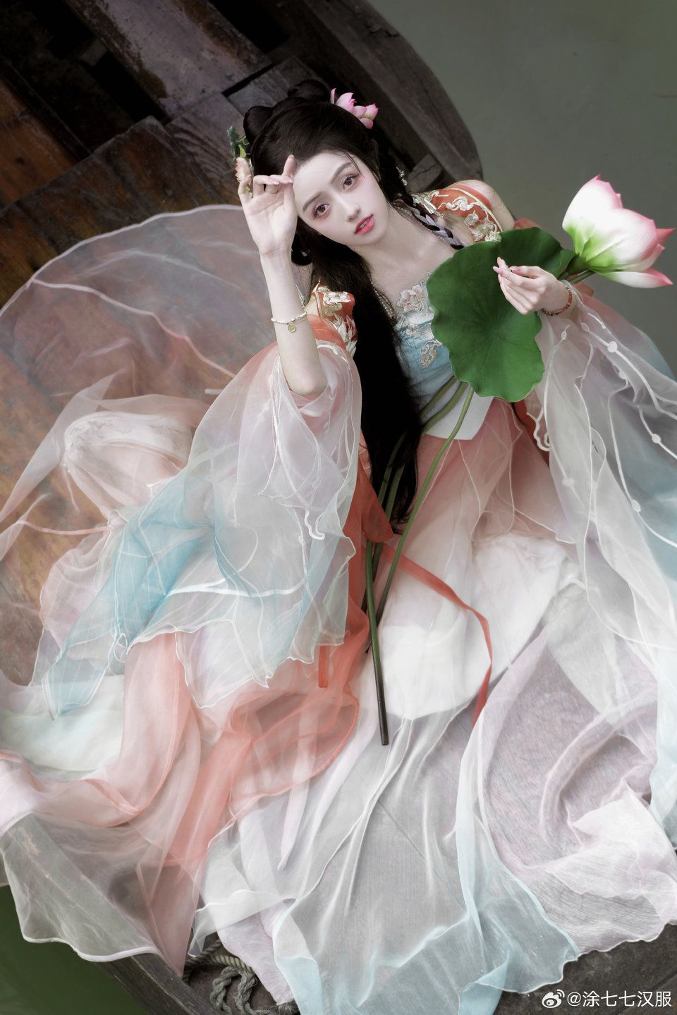 The Splendor of Hanfu:Tang-Style Qiyao Robes in Ancient China