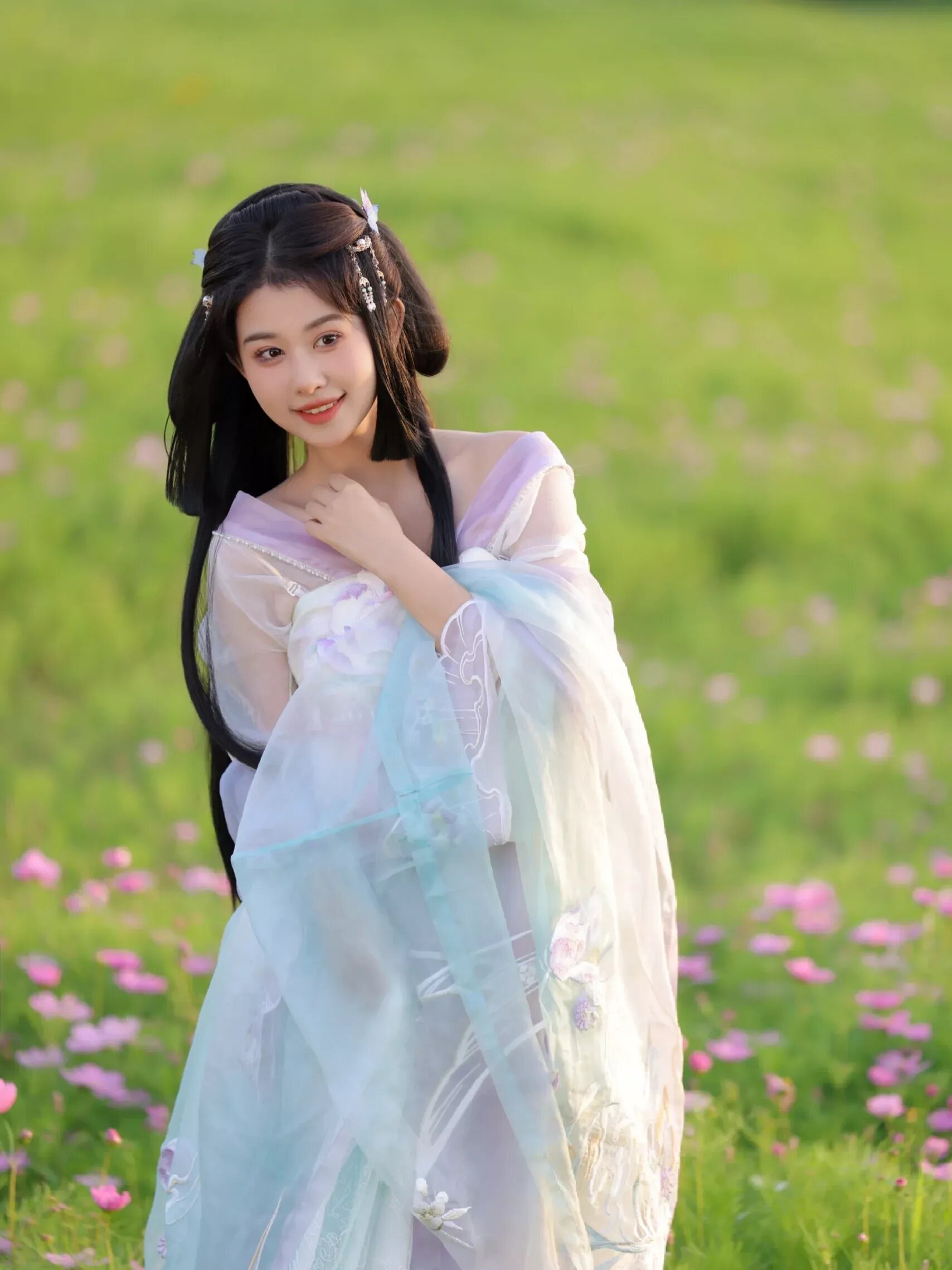 Hanfu Fashion:Exploring the Chen Qianqians Style of Traditional Performance Attire