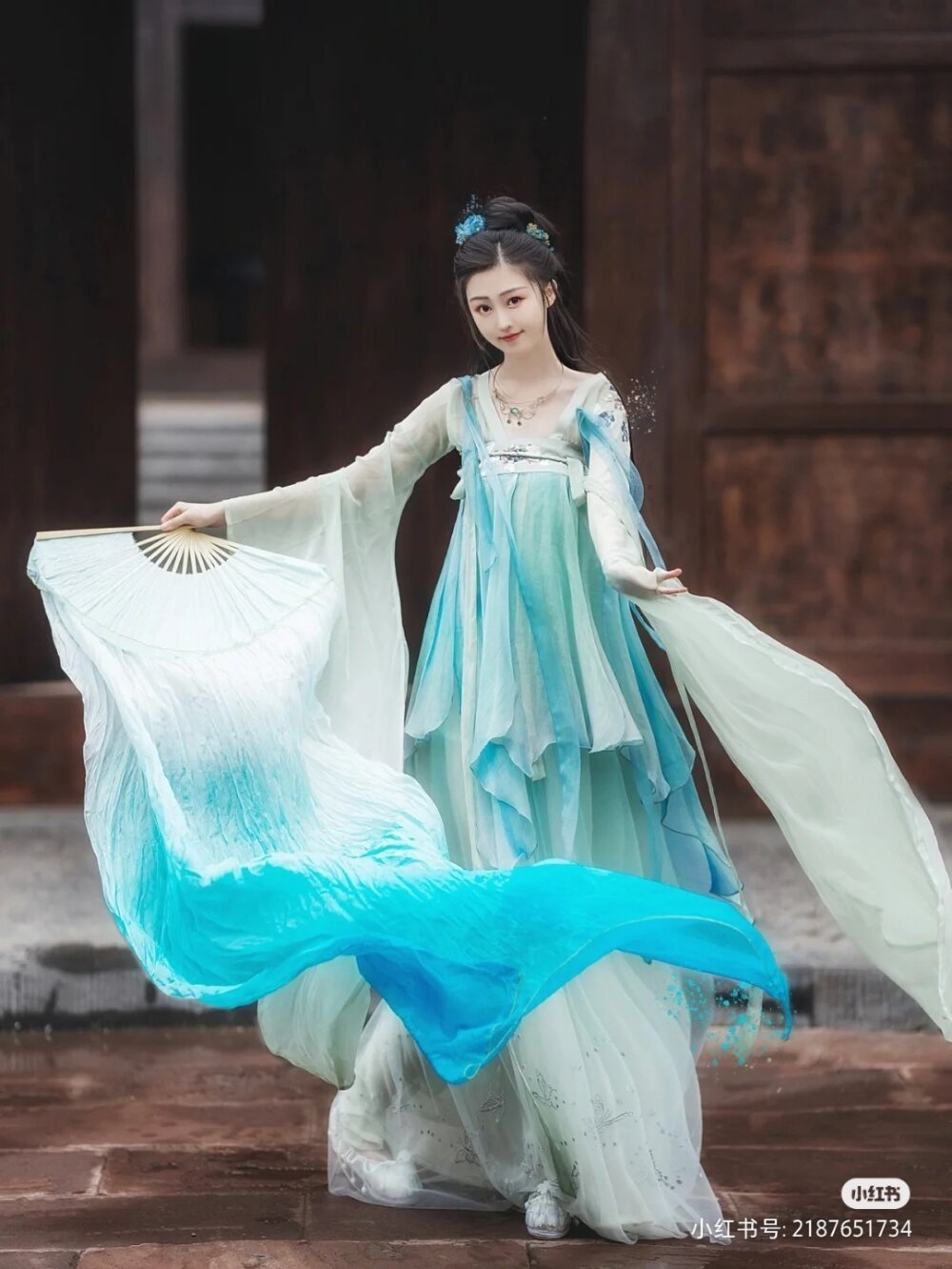 Embracing the Bouncy Cheongsam:A Modern Glamour with Traditional Charm