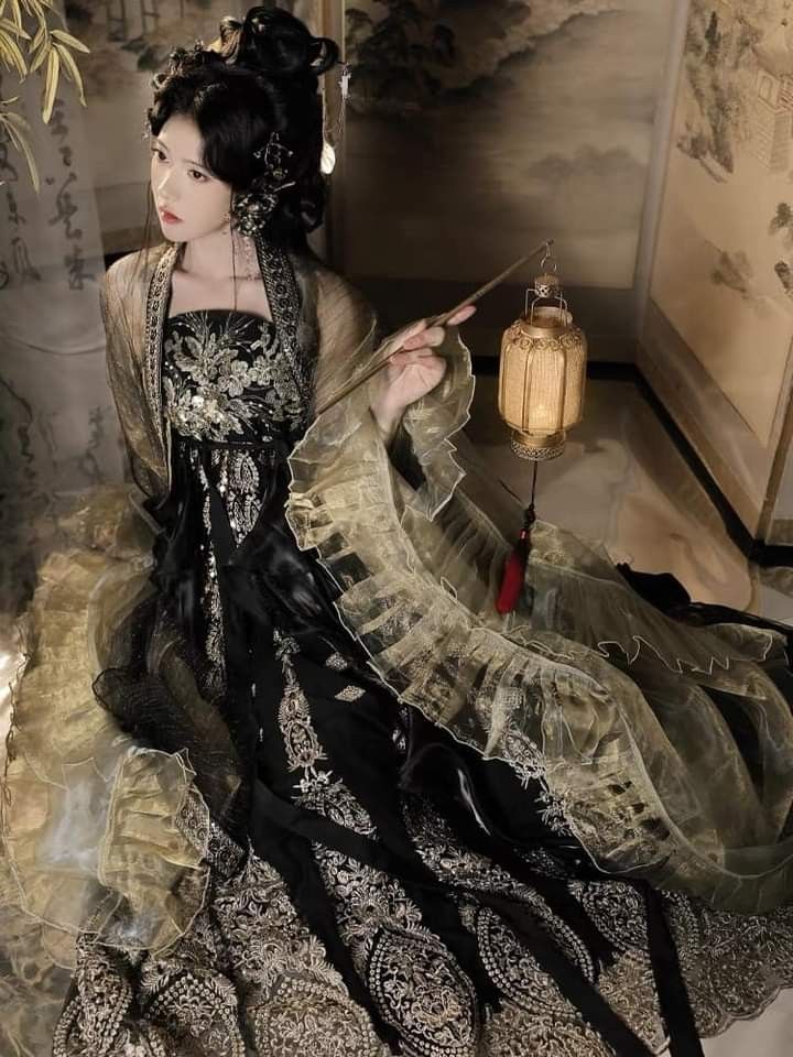 The Resurgence of Hanfu Fashion:The Story of Rositing Han