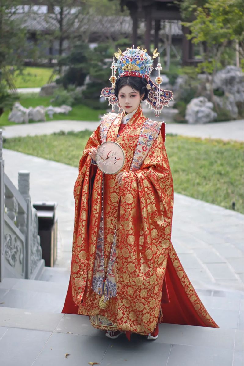 Summer Fashion Show:The Elegance of Cheongsam Women in Walk Show