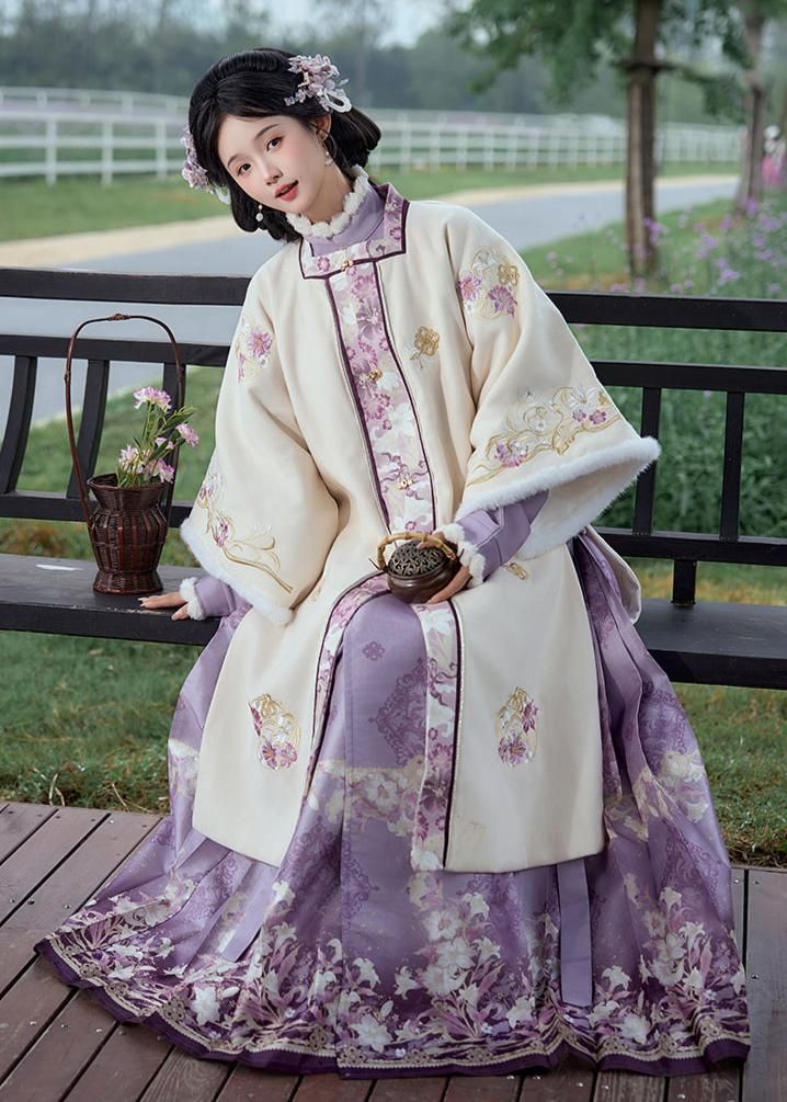 The Charm of Plumed Skirt and White Blouse:A Cultural Icon in Traditional Chinese Fashion