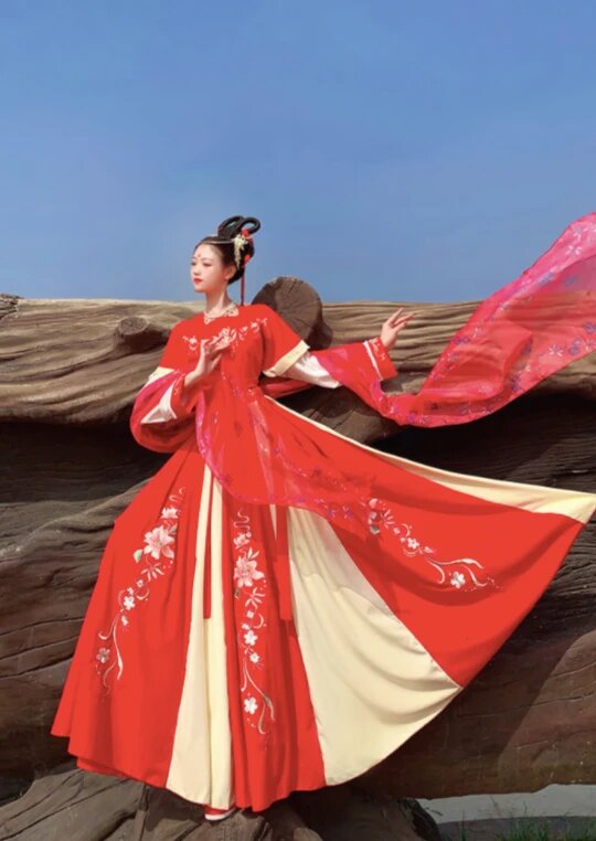 The Splendor of Hanfu Hair Accessories:The Crown of Splashes and the Splendid Phoenix Robe