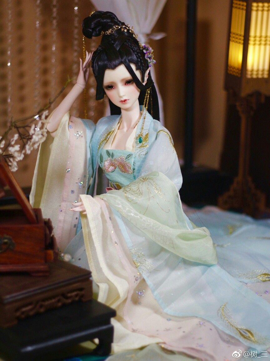 The Enigma of Knightly Heroes in Traditional Hanfu Fashion