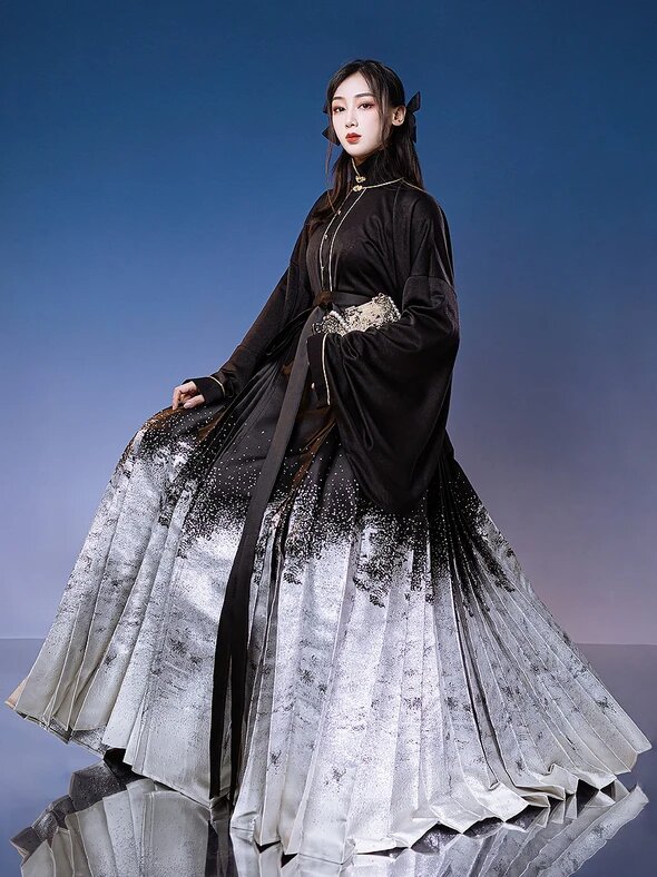 The 13-Year-Old Girl in Hanfu,Grade Six:Embracing Traditional Elegance