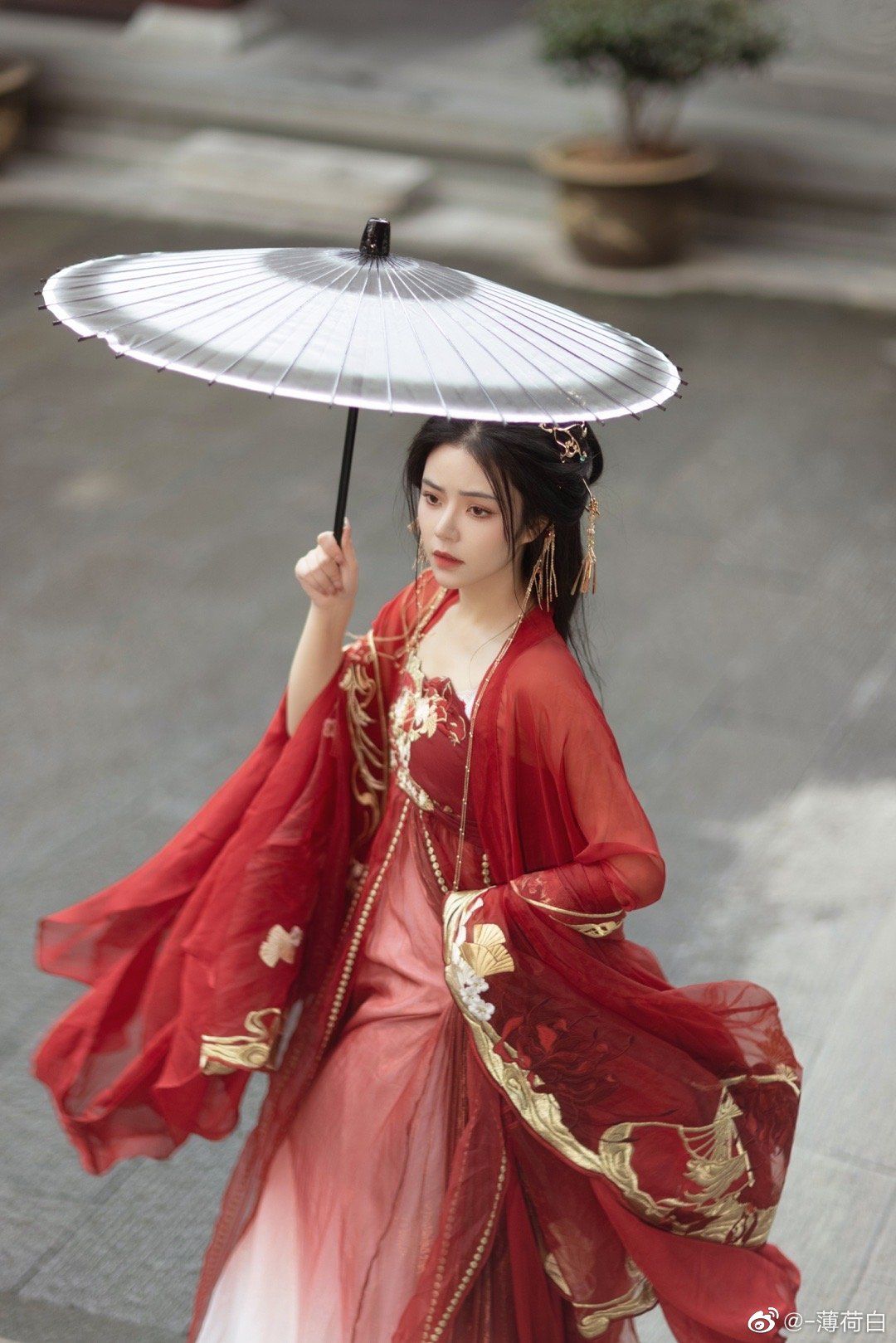 Plus-Size Fashion:Mamen裙与敬酒服的完美融合，为丰满女性带来独特魅力