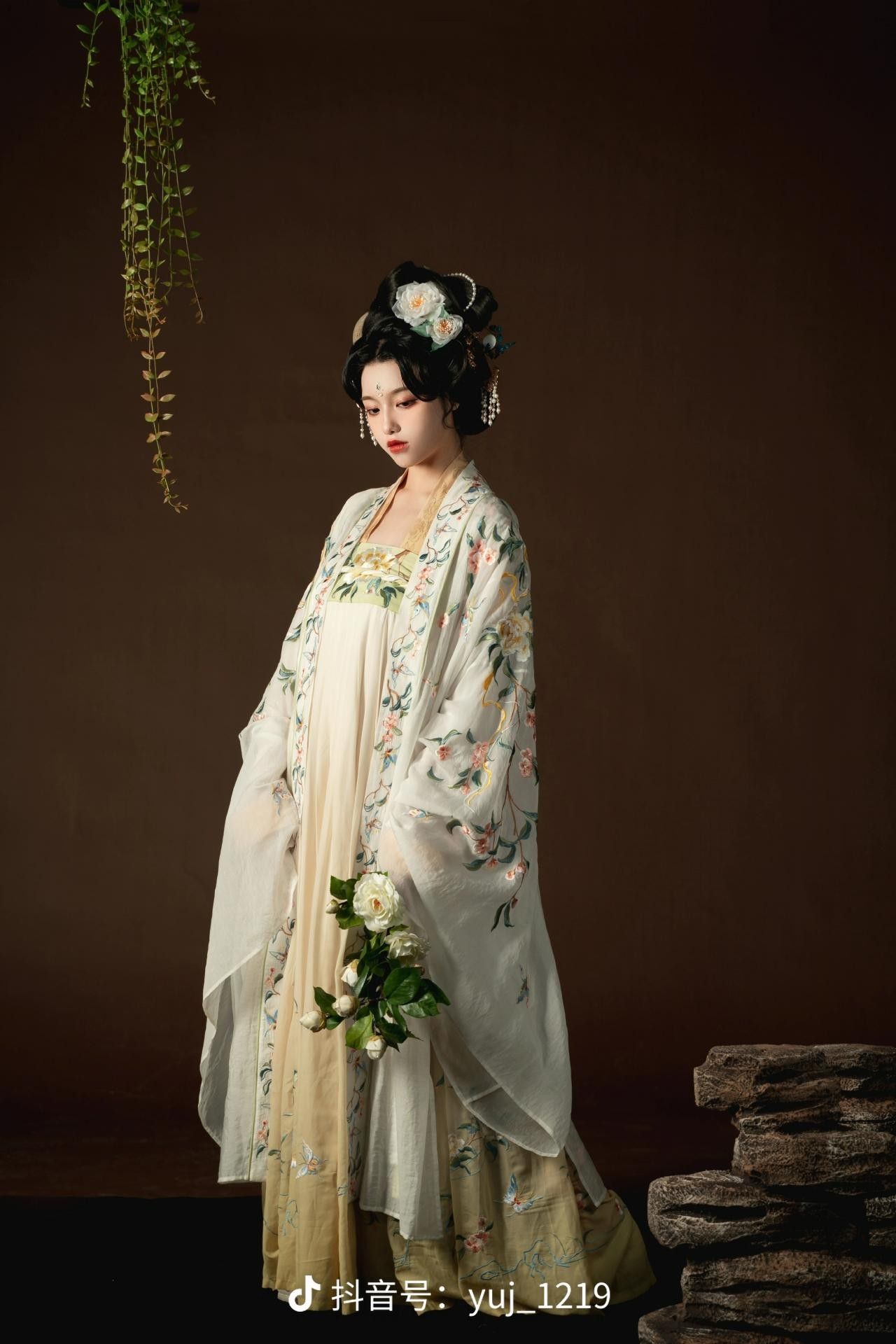 Chinese Traditional Charm of Cotton and Hemp Hanfu Fashion
