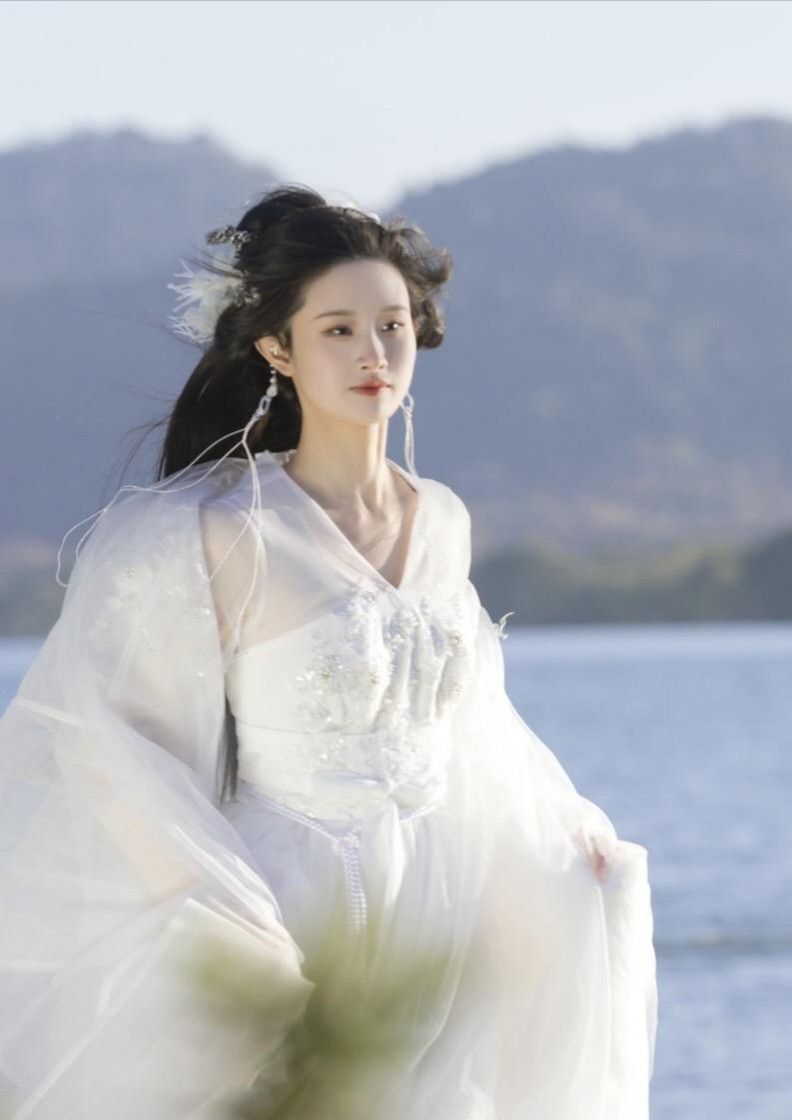 The Splendor of Hanfu Cloud肩:The Legend of Guanghan Palace The Splendor of Hanfu Cloud肩:The Legend of Guanghan Palace