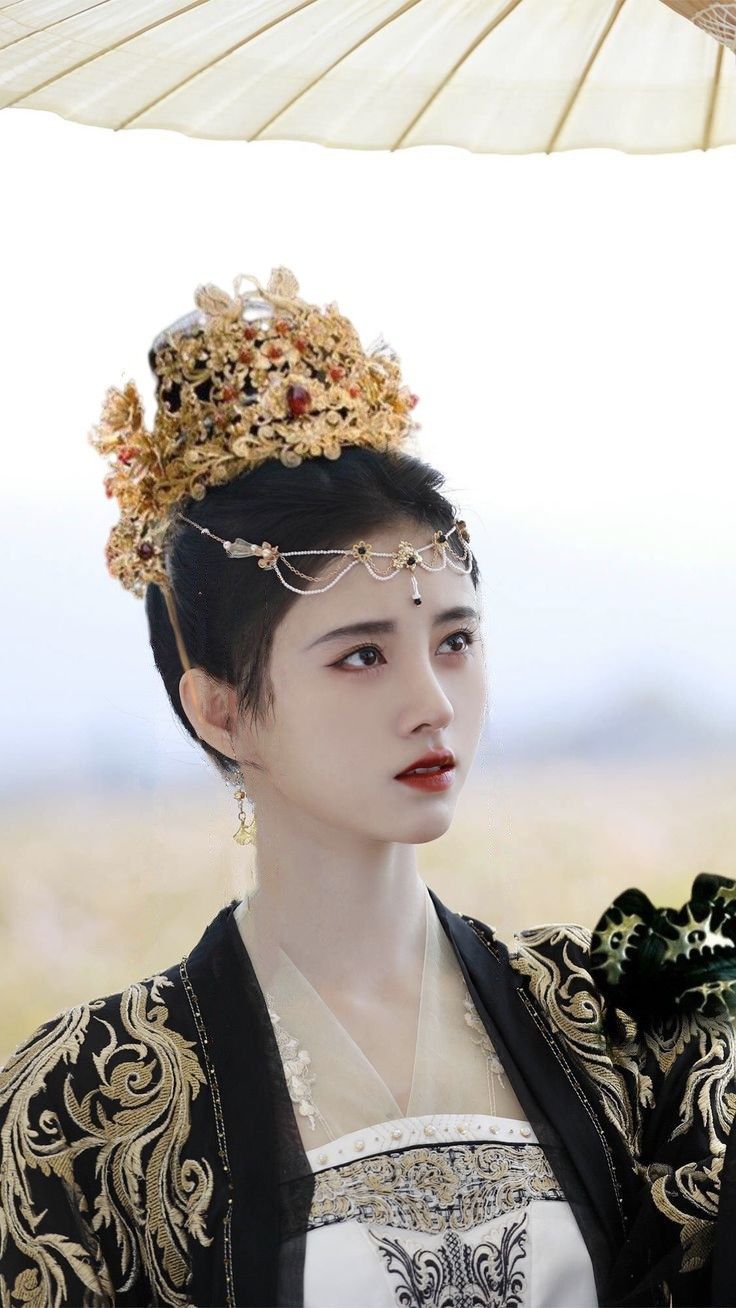 Winter Warmth in a Girls Hanfu with a Hooded Cape:The Charm of Traditional Chinese Clothing