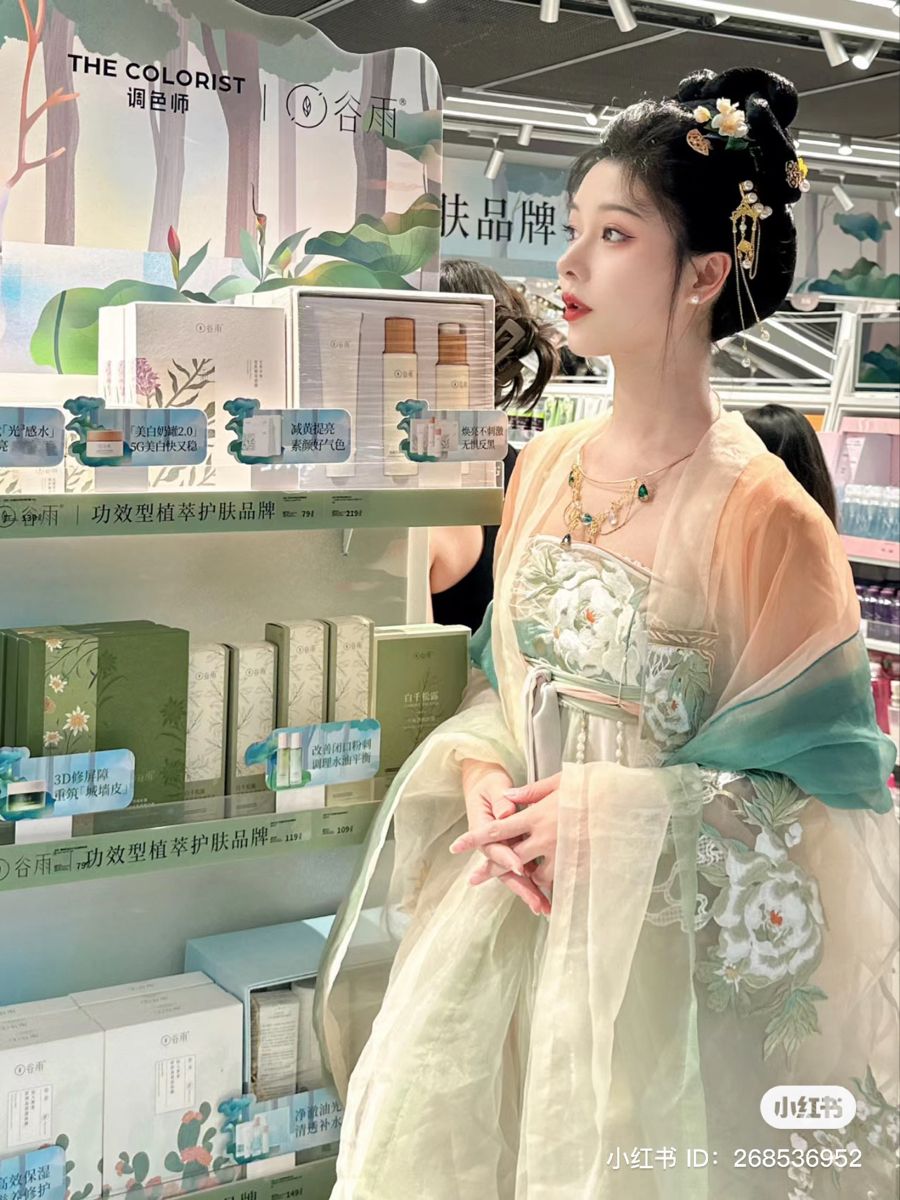The Splendid Splendor of the Golden Hairpin and the Hanfu Costume The Splendid Splendor of the Golden Hairpin and the Hanfu Costume