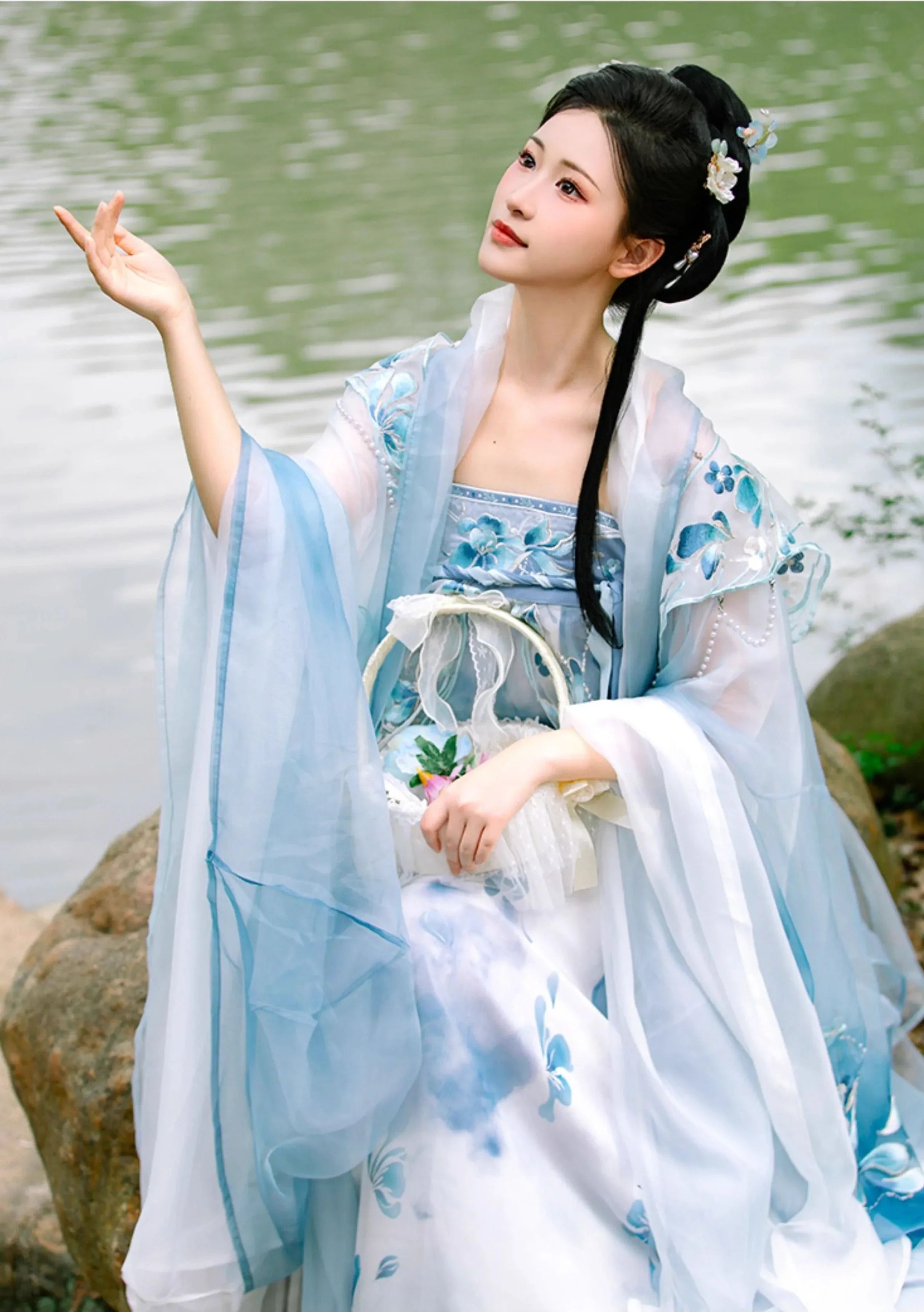 Satin-like Cheongsam with Xiangyun Ge:The Splendor of Traditional Chinese Clothing