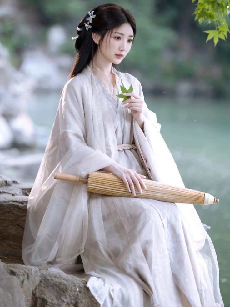 The Red Long-sleeved Cheongsam:A Blend of Tradition and Modern Elegance The Red Long-sleeved Cheongsam:A Blend of Tradition and Modern Elegance