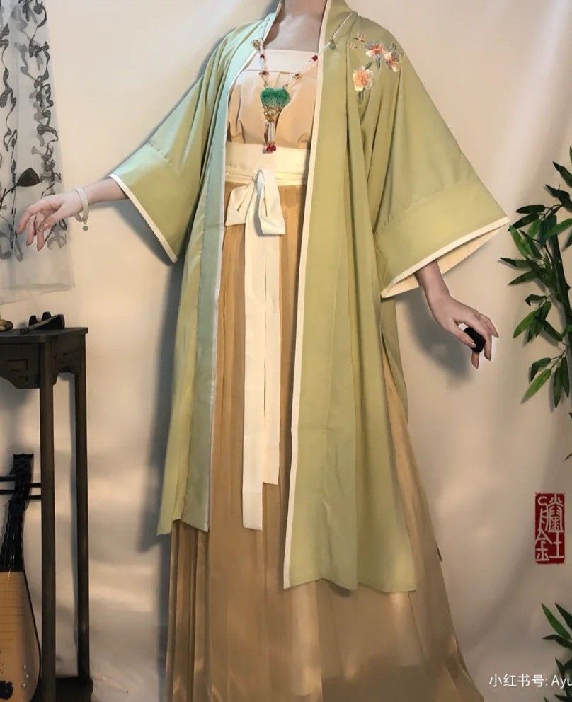 The Splendid Splendor of Hanfu:The Art of Hundred Pleats The Splendid Splendor of Hanfu:The Art of Hundred Pleats