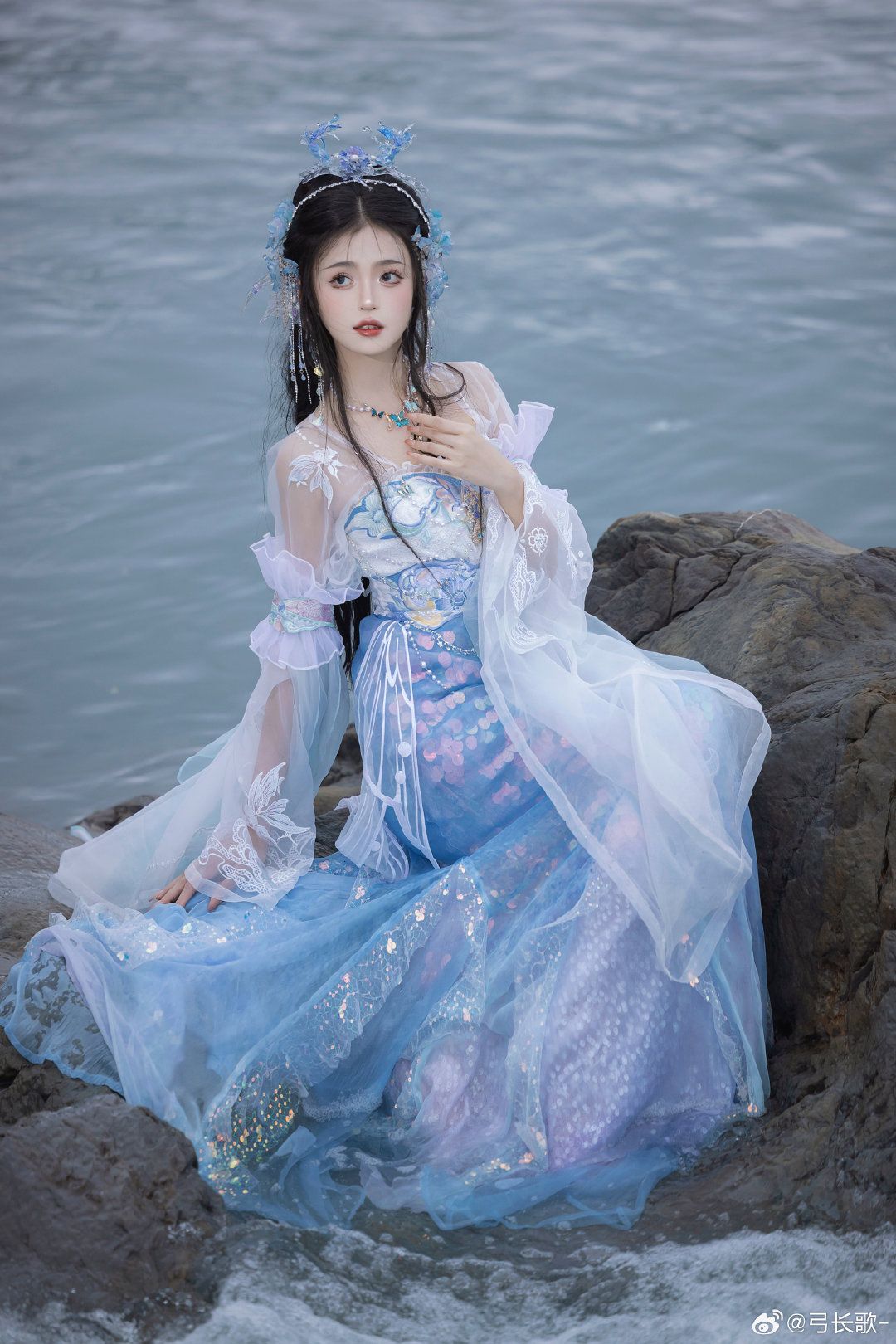 Elegant Girlhood:The Rise of Hanfu and Martin Boots in the World of Little Girls