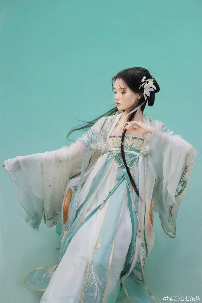 The Rise of the Hairband-Adorned Hanfu:The Story of an Extraordinary Fashion Trend