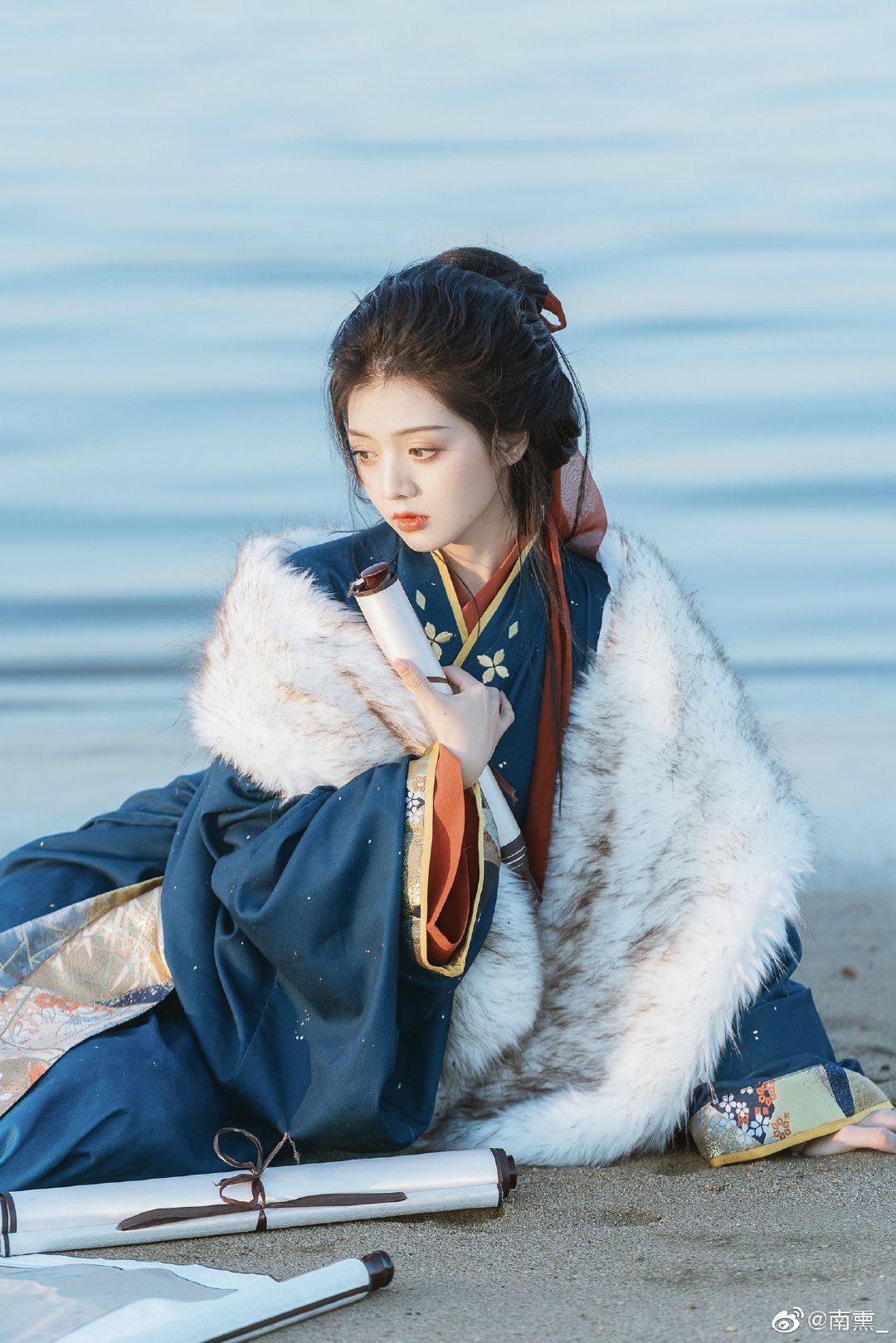 The Elegance of a Horseface Skirt Paired with a毛衣
