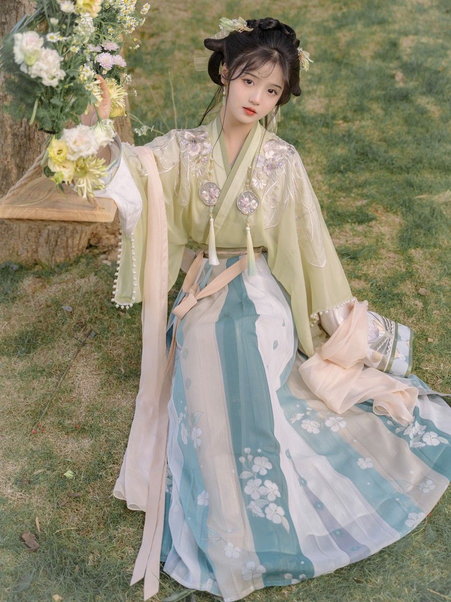 The Art of Fitting a Brides Cheongsam:A Guide to a Perfect Fit The Art of Fitting a Brides Cheongsam:A Guide to a Perfect Fit