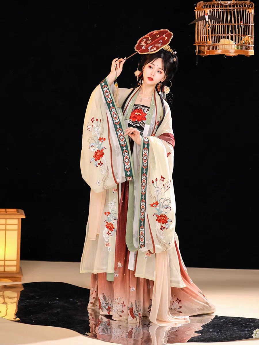 Plus Size Cheongsam:Embracing the Beauty of a 300-Pound Figure